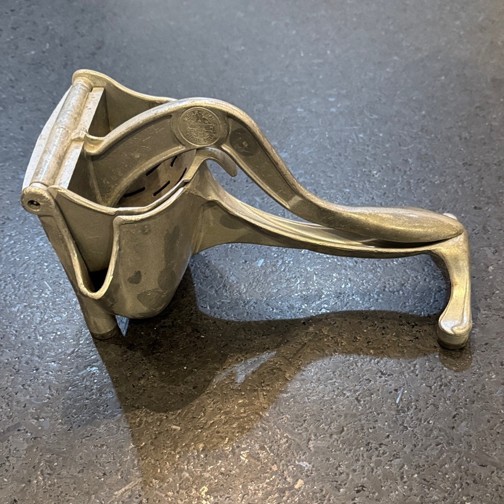 Vintage Wear-Ever Aluminum Citrus Juicer